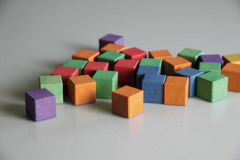 Cubes in 6 colours. 2 x 2 x 2 cm. (150 pcs)