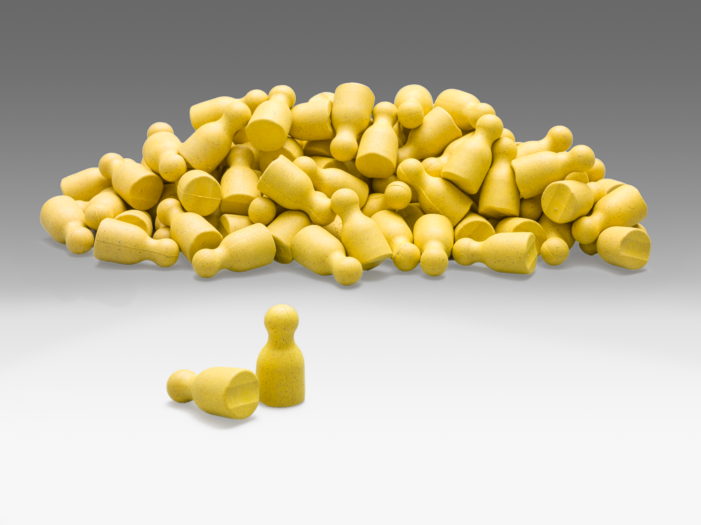 Satz aus 100 Spielfiguren in gelb