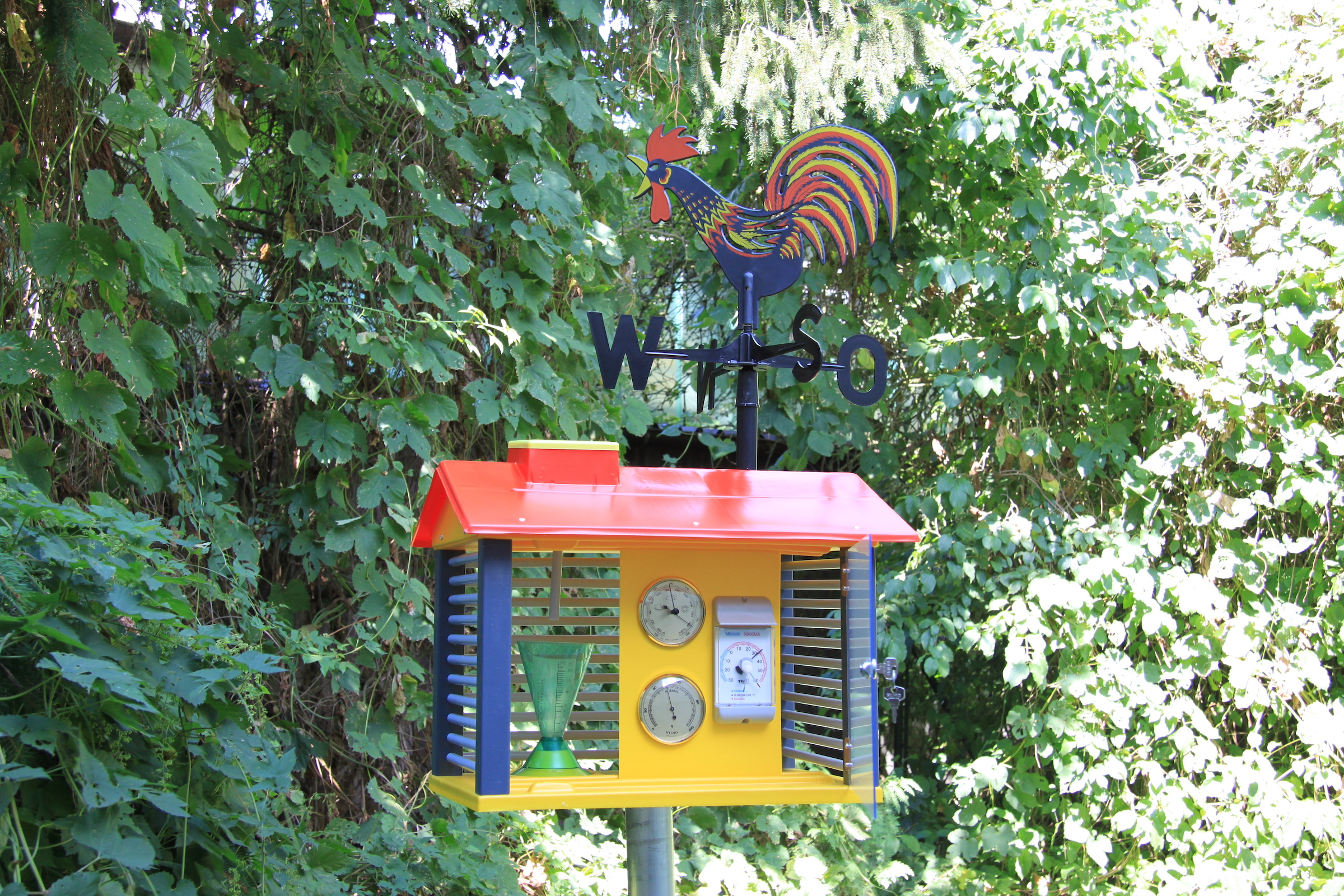 Wetterwarte mit Instrumenten und Wetterhahn