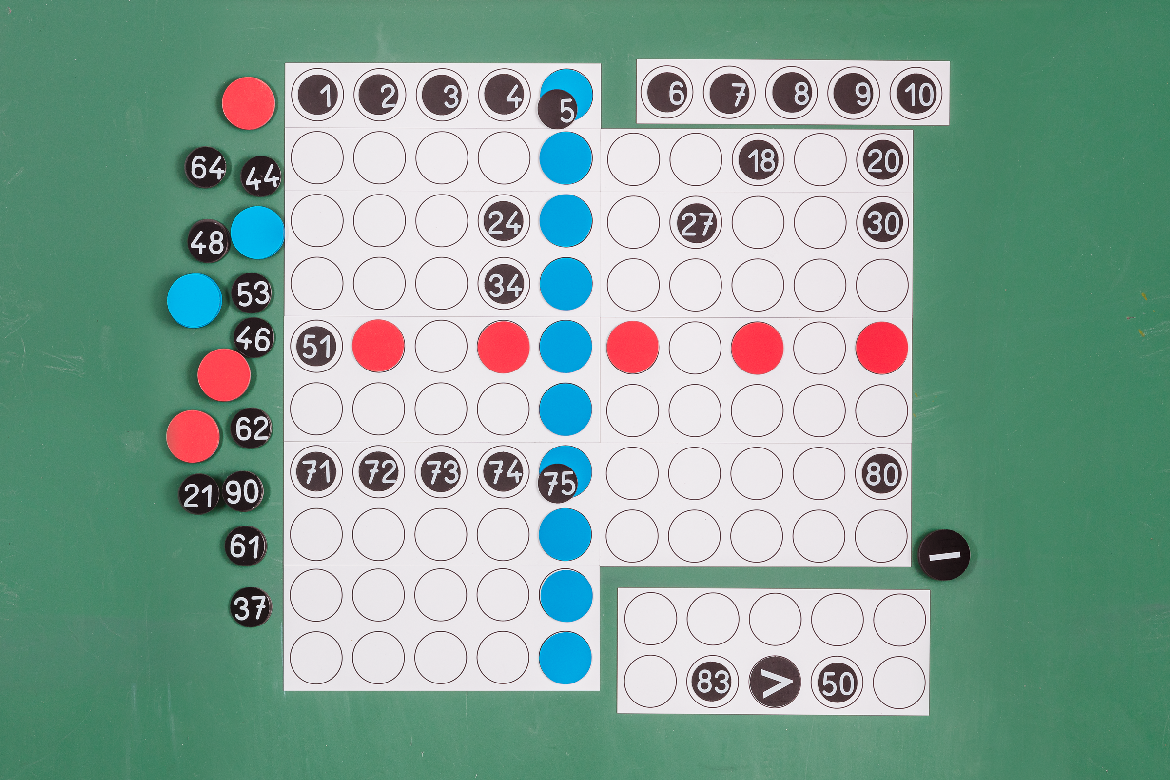050824.000 Hunderterfeld mit Zahlen für die Tafel magnetisch mit Wendeplättchen und Rechenzeichen