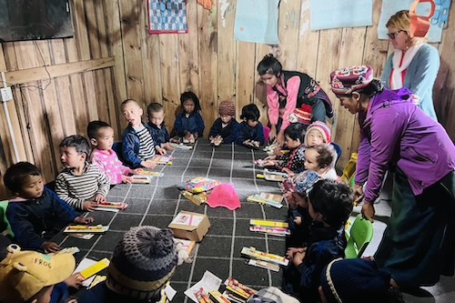 Wissner-Lernmittel nun im Kindergarten Gatlang in Nepal 